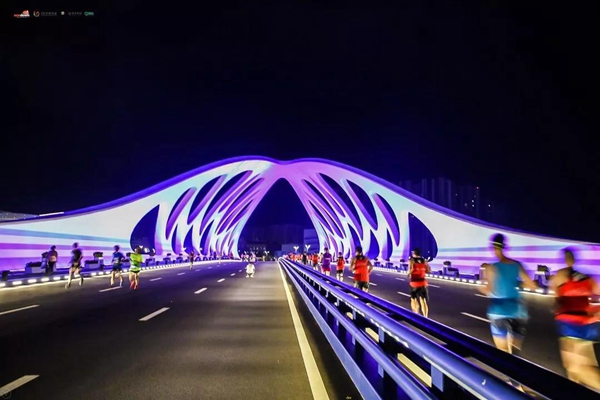 Night owl runners take part in Qingdao Sundown Marathon