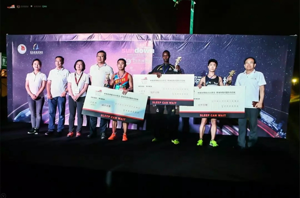 Night owl runners take part in Qingdao Sundown Marathon