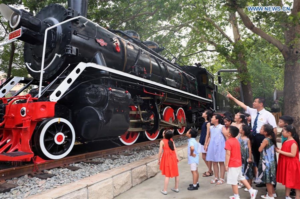 Students learn history of Chinese modern railway development during summer vacation