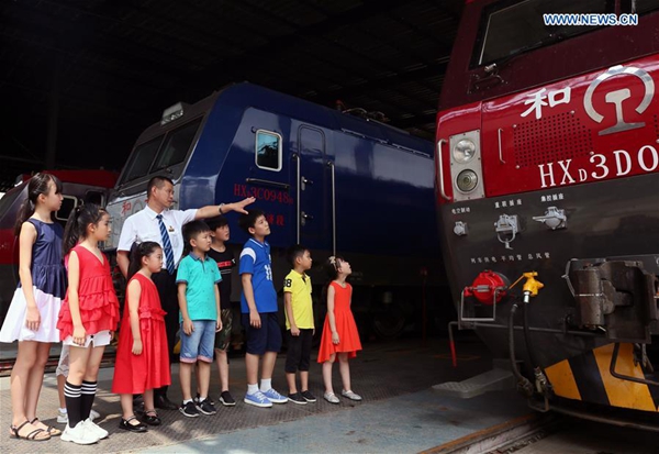 Students learn history of Chinese modern railway development during summer vacation
