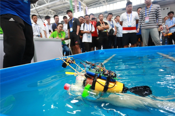 Robots swim ahead at intl underwater contest