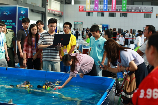 Robots swim ahead at intl underwater contest