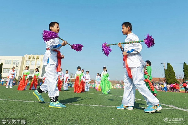 Yangko dance enriches school life in Qingdao