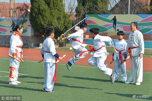 Yangko dance enriches school life in Qingdao