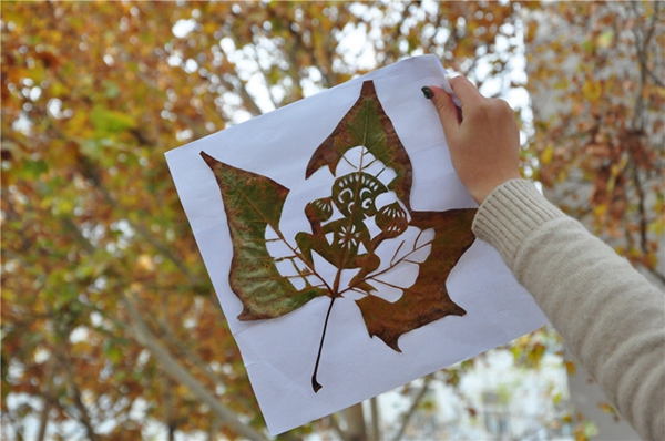 Carving on fallen leaves