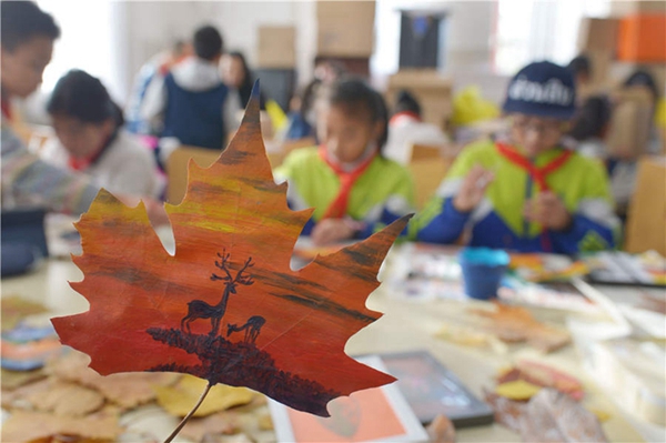 Qingdao students make creative leaf art