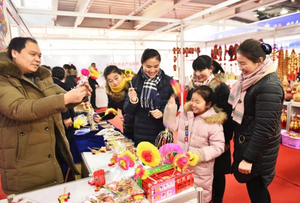 Gearing up for Spring Festival shopping at Taierzhuang ancient town