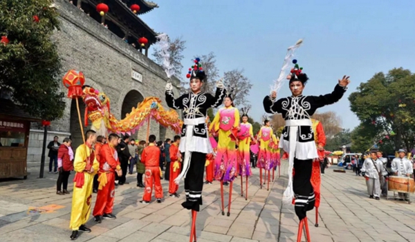 Gearing up for Spring Festival shopping at Taierzhuang ancient town