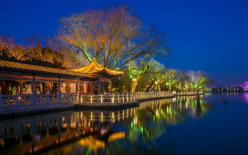 Enjoy night view of Daming Lake in Jinan