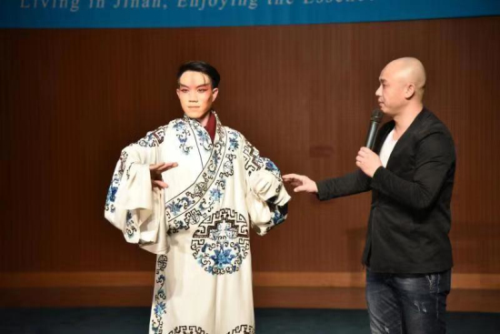 Peking Opera enchants overseas students in Jinan