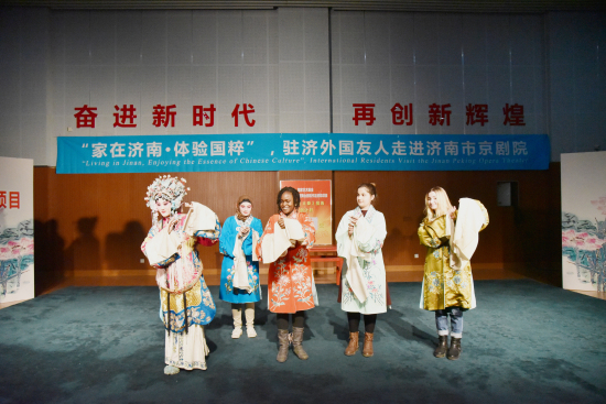 Peking Opera enchants overseas students in Jinan