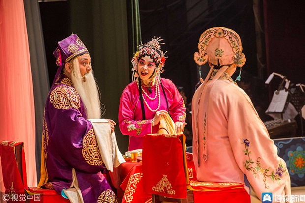 In pics: traditional opera tunes up in Qingzhou
