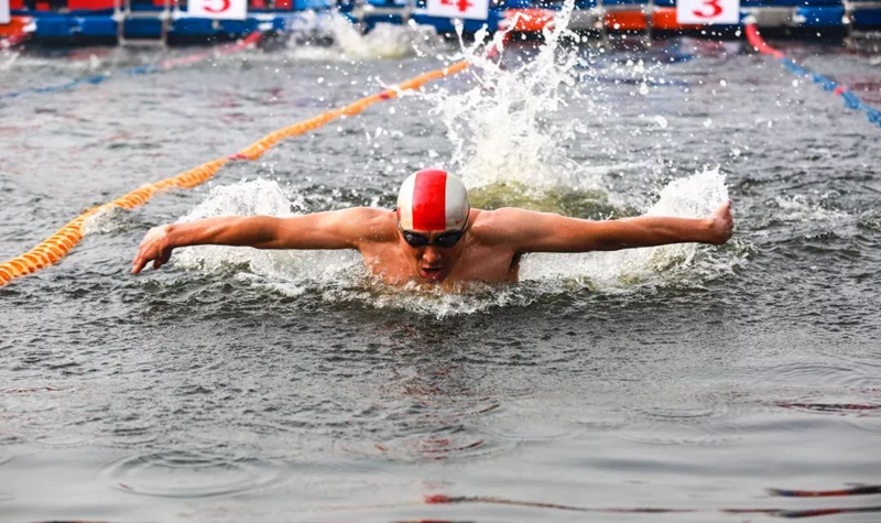Intl winter swimming festival held in Taierzhuang ancient town