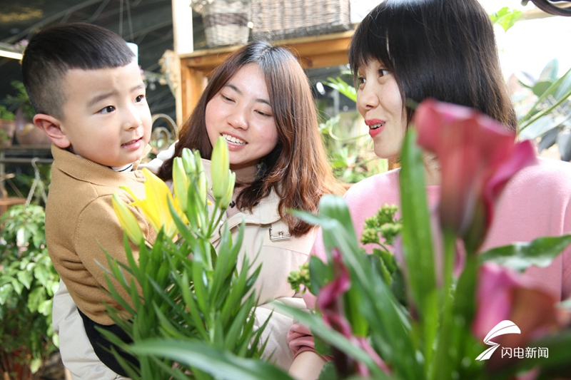 Flowers enjoy brick sales as Spring Festival approaches