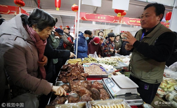 Jinan residents throng Chinese New Year bazaar