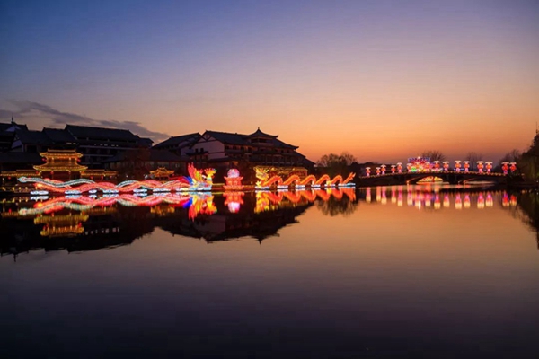 Enjoy lantern show in Taierzhuang ancient town