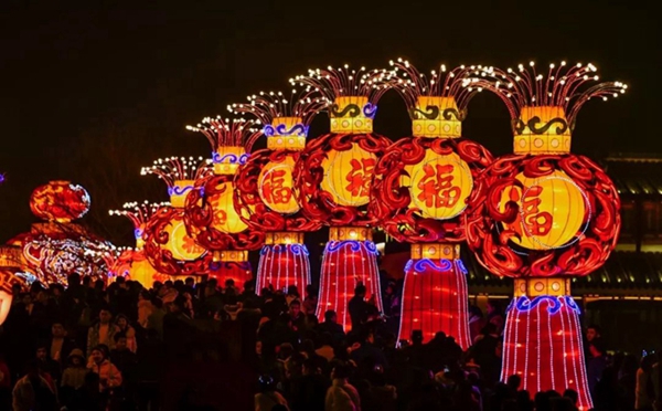 Enjoy lantern show in Taierzhuang ancient town