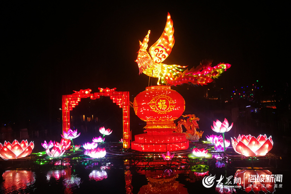 Tourists flood into Baotu Spring Park for lantern show