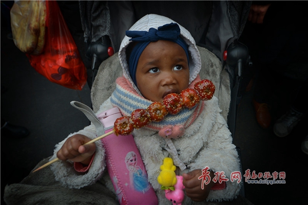 In pics: Qingdao folk fair bustles with shoppers