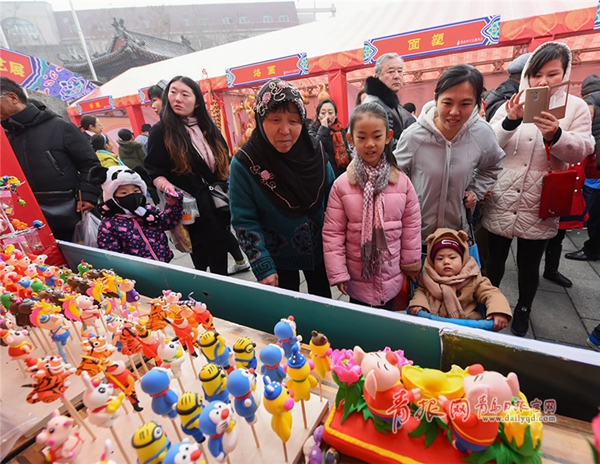 In pics: Qingdao folk fair bustles with shoppers