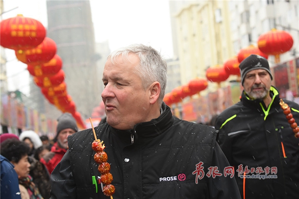 In pics: Qingdao folk fair bustles with shoppers