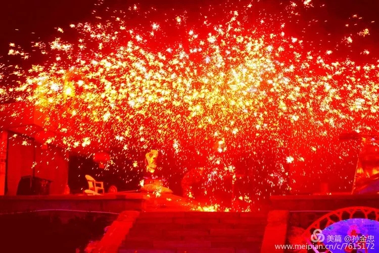 Molten iron firework show staged in Yantai