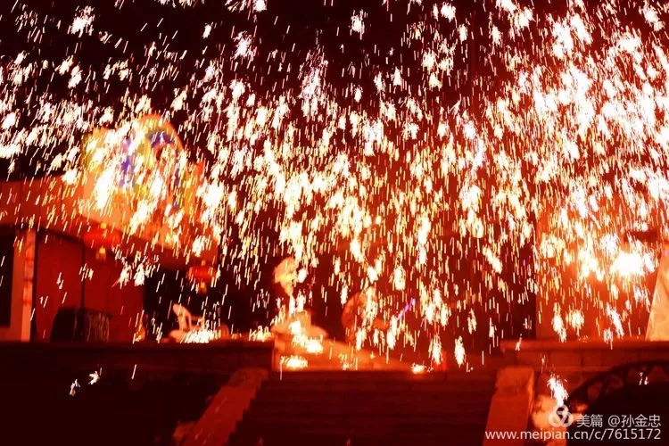 Molten iron firework show staged in Yantai