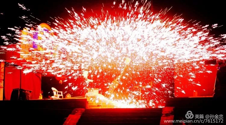 Molten iron firework show staged in Yantai