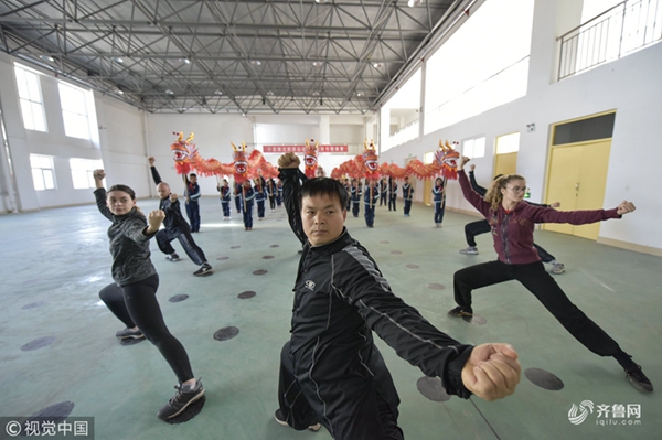 Expats experience traditional martial arts in Liaocheng