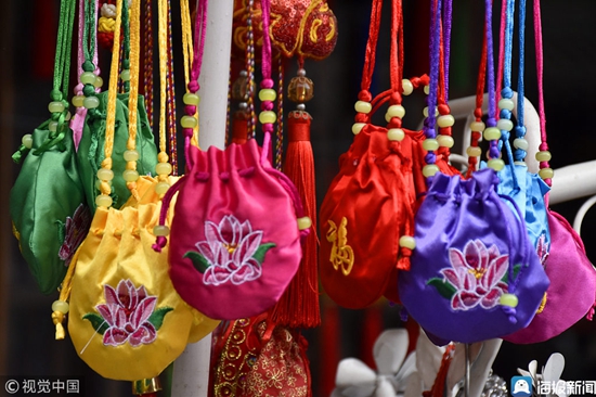 Decades-old crafts displayed at Weifang temple fair