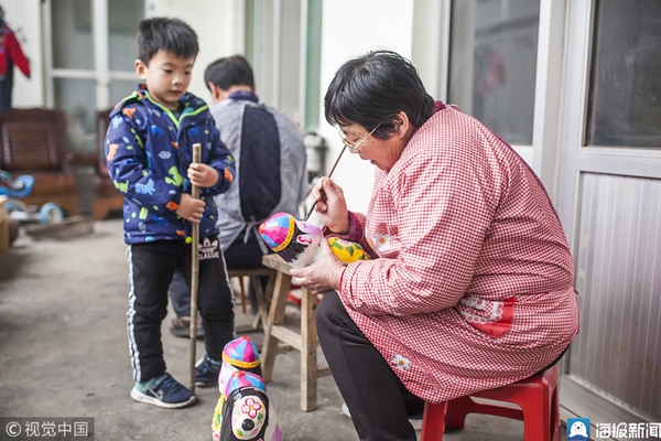 Folk artists make clay figurines in Binzhou