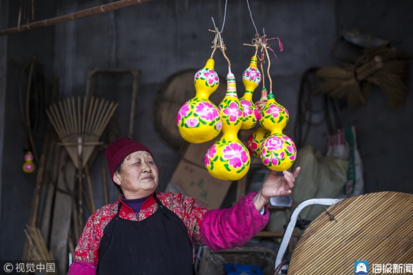 Folk artists make clay figurines in Binzhou