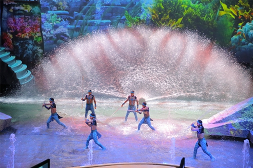 Large-scale high-tech stage show makes a splash in Qingdao