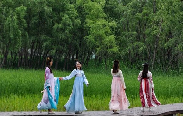 Enjoy outdoor leisure time in Taierzhuang Wetland Park
