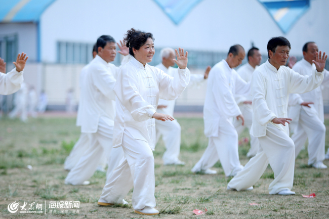 Thousands of seniors show charms of tai chi in Jinan