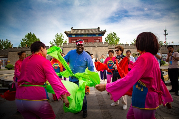 Guests from World Senior Tourism Congress visit Weifang