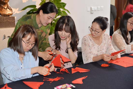 Yuncheng paper-cuts dazzle Beijing university students