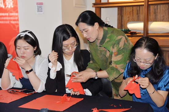 Yuncheng paper-cuts dazzle Beijing university students