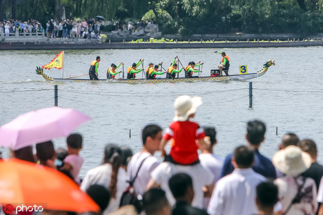 Daming Lake stages traditional dragon boat race