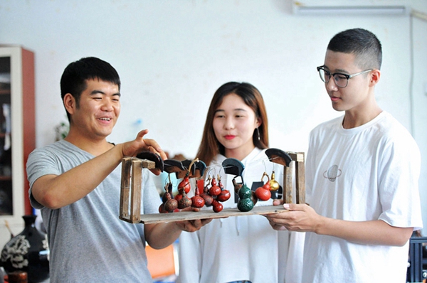 Young man polishes business with Chinese lacquerwork