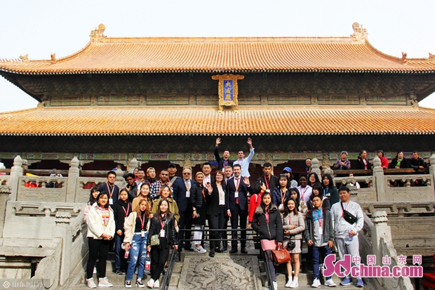 Foreigners experience Confucian culture in Qufu