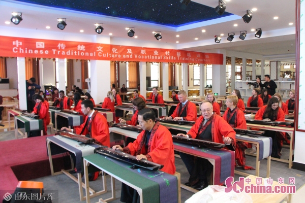 Foreigners experience Chinese zither culture in Jining