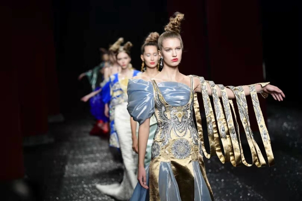 Intl fashion show staged in Jinan