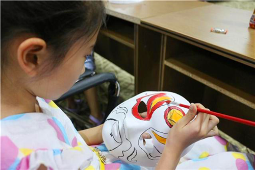 Shandong intangible cultural heritage classroom: paint your own shehuo mask