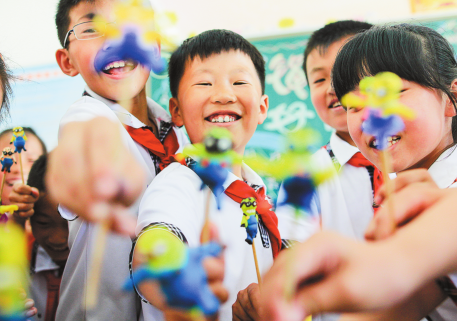 Handicraft fun brightens up pupils' activity class