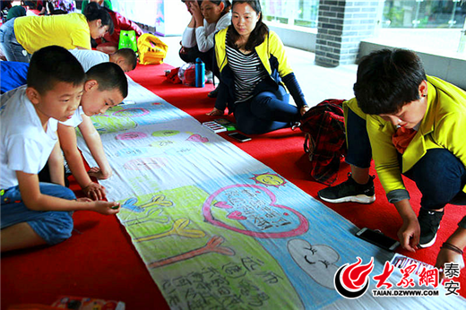 Pupils decorate 100-meter-long scroll to celebrate Teachers' Day