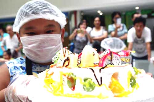 Children learn to make cakes in Shandong