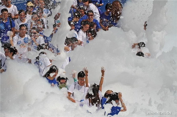 People have fun in 'Bubble Run' in Yantai