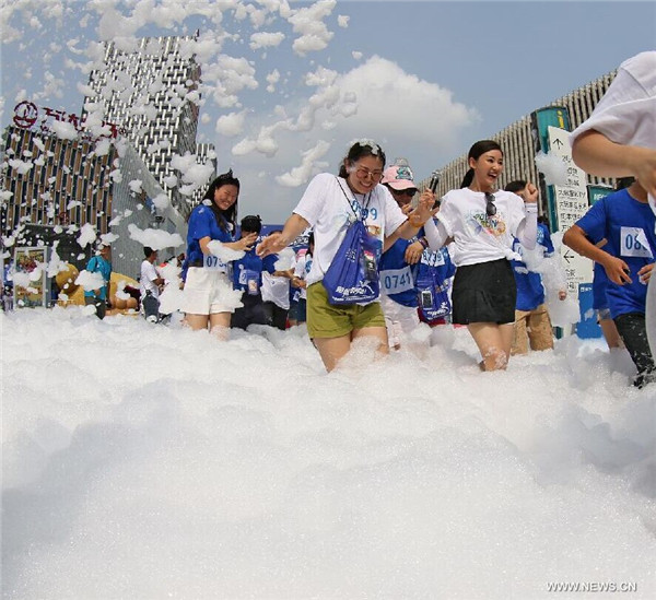 People have fun in 'Bubble Run' in Yantai