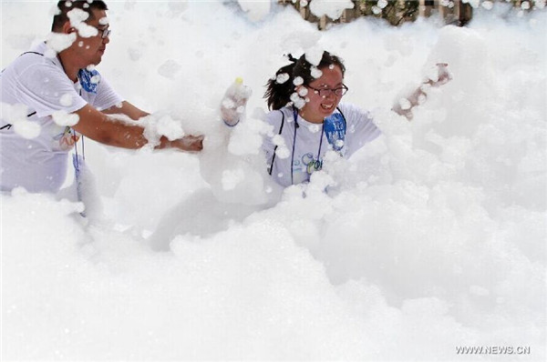 People have fun in 'Bubble Run' in Yantai